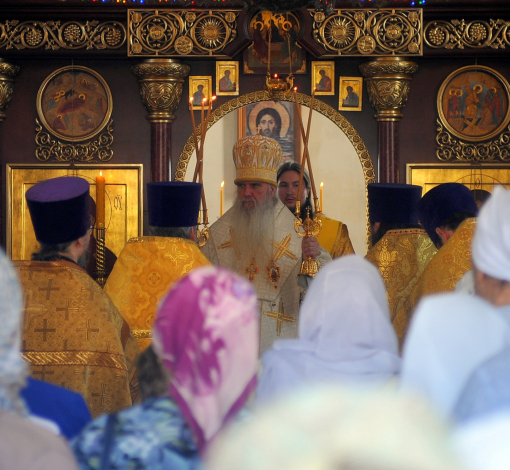 Епископ Мефодий проводит архиерейскую литургию в храме св. Владимира.